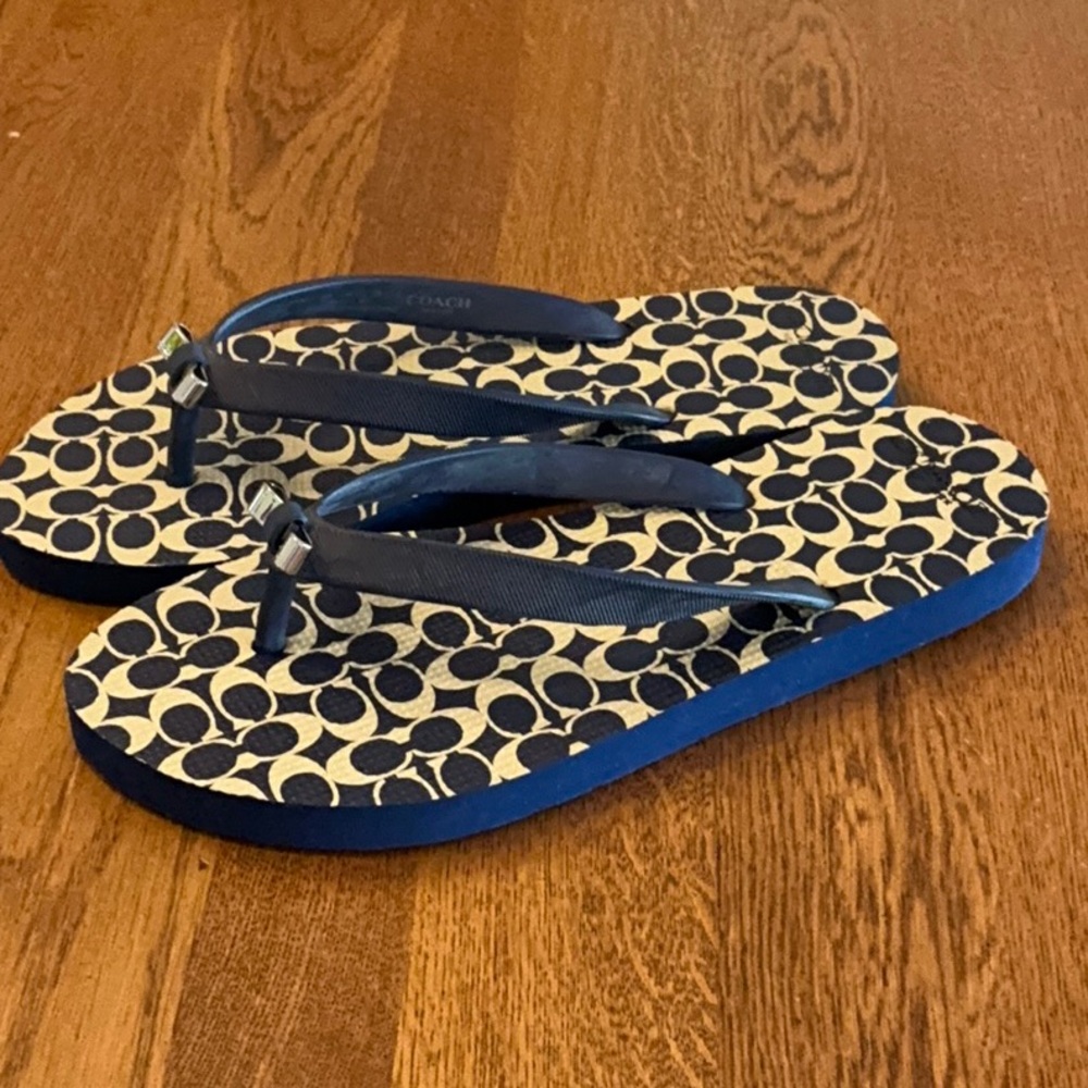 Woman’s Coach navy/tan flip flop. Size 6. Metal silver bow on front.New! So cute - Picture 2 of 6